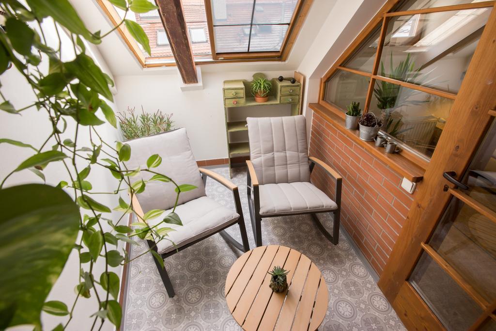 Bohemian Chic 2 Bedroom 2 Bathroom Loft With Hanging Chair Apartament Praga