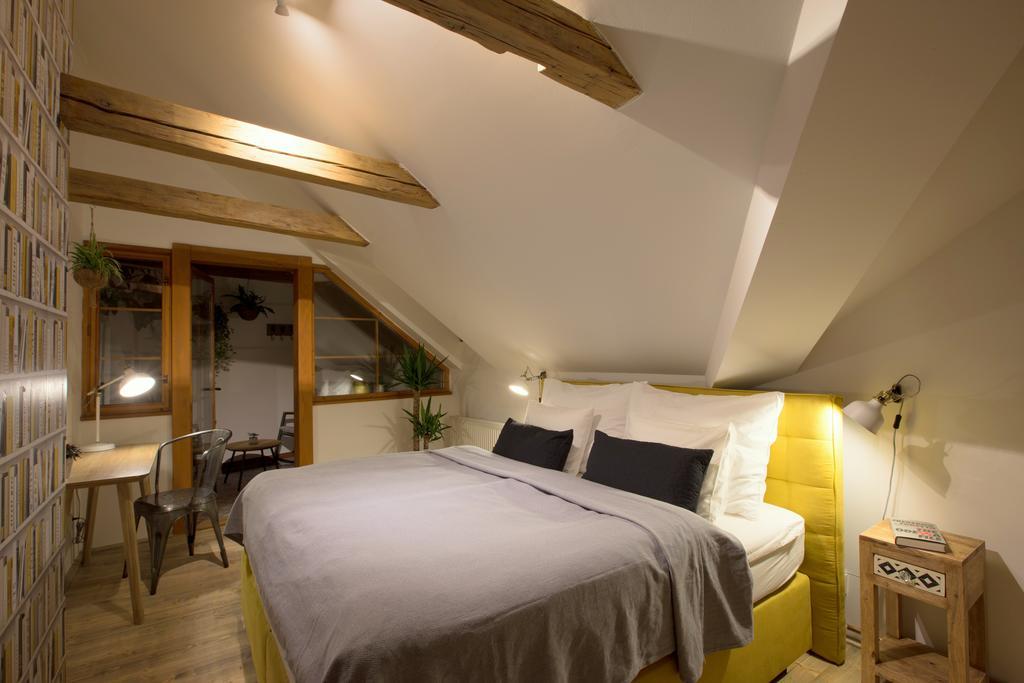 Bohemian Chic 2 Bedroom 2 Bathroom Loft With Hanging Chair Praga